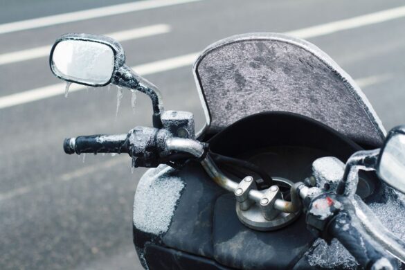 Bulle pour moto givrée avec rétroviseur gelé sur guidon par temps hivernal extrême